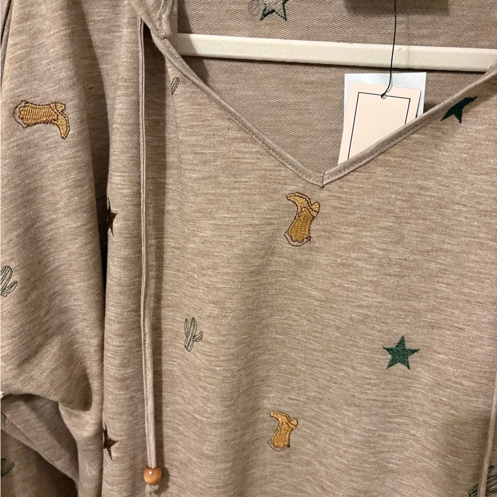 Plus 1X Cozy Beige western embroidery Patterned Hoodie nwt plus-size

PTp 25 - Picture 2 of 3